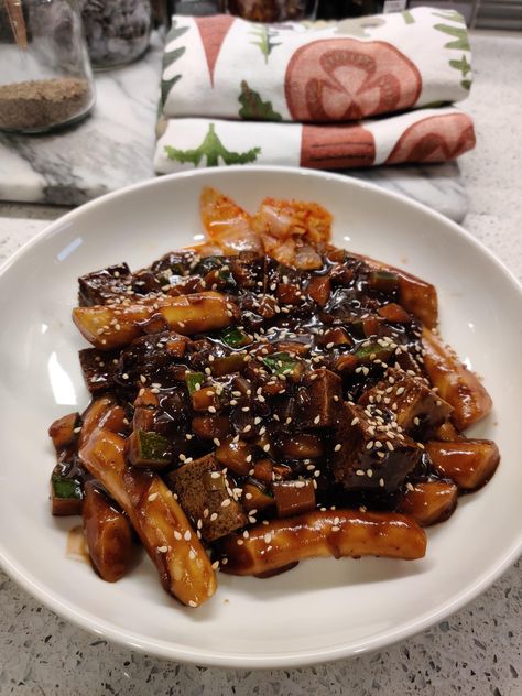 Vegan Jjajang Rice Cake (Tteokbokki) Vegetarian Tteokbokki, Jjajang Tteokbokki, Tteokbokki Recipe, Plant Recipes, Vegan Kimchi, Vegetarian Oyster Sauce, Smoked Oysters, How To Press Tofu, Food Addict