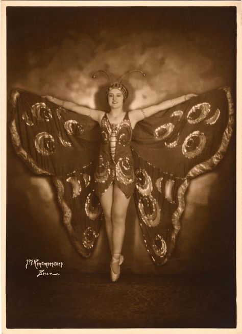 Vintage butterfly costume Papillon Butterfly, Butterfly Costume, Burlesque Costumes, Look Rose, Laurel And Hardy, Vintage Fairies, Vintage Circus, Vintage Portraits, Vintage Butterfly