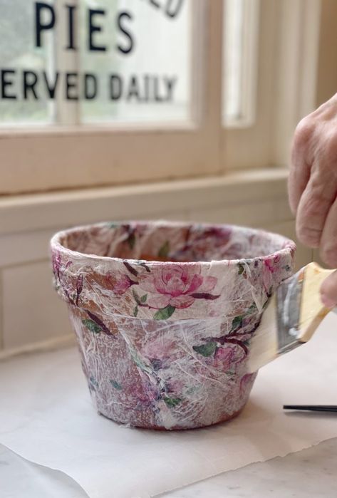 I love terra cotta pots and I thought it might be fun to try a decoupage project with some napkins. I used some old terra cotta pots and made these adorable pots for some lavender. Gifts From Paper, Decorating Terra Cotta Pots, Flower Wall Hanging Decor, Diy Paper Wall Hanging, Room Hanging Decor, Decoupage Decor, Terra Cotta Pot Crafts, Mod Podge Crafts, Pots Diy