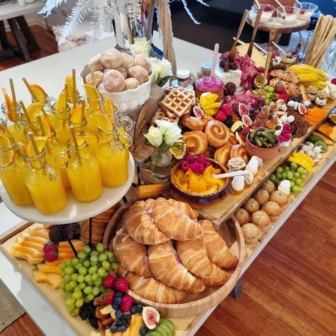 Hen Do Breakfast Ideas, Light Brunch Ideas Simple, Breakfast Reception, Breakfast Buffet Table, Table Brunch, Continental Breakfast Buffet, Breakfast Brunch Party, Breakfast Spread, Amazing Food Platters