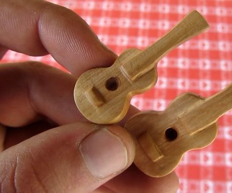 Mini Wood Carving, Small Wood Carvings, Wood Carving Patterns Free, Whittling Patterns, Whittling Projects, Simple Wood Carving, Wood Carving For Beginners, Wood Jewelery, Mini Guitar