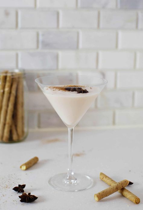 EASY Snickerdoodle martini recipe via abeautifulness.com Snickerdoodle Drink Alcohol, Snickerdoodle Cocktail, Easy Sweet Martini Recipes, Snickerdoodle Martini, Apple Cinnamon Martini, Martinis With Vanilla Vodka, Dessert Martini, Fall Inspired Drinks, Cinnamon Schnapps