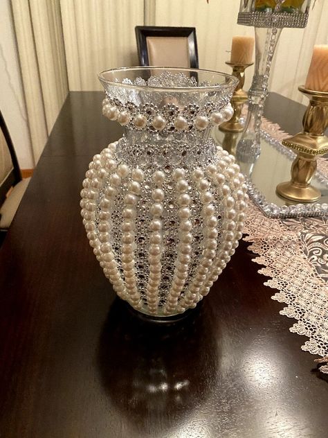 Vase With Pearls, Glass Vase With Beads, Vase With Pearls And Flowers, Beaded Vase, Glass Jar Decoration, Vase With Diamonds Inside, Glass Vase Decor, Bridal Gift Wrapping Ideas, Diy Jar Crafts