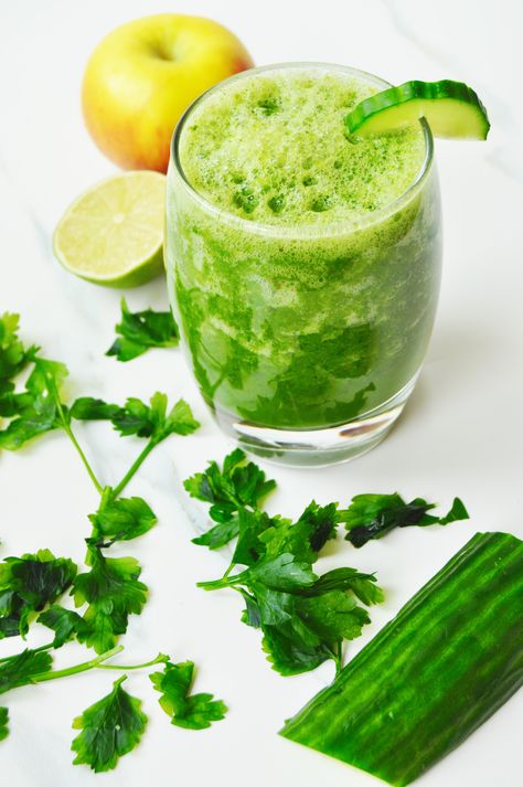 Feeling like you have over done it a bit this week? Get your cleanse on with this beautiful bright green Parsley detox smoothie with fresh vitamin and miner Smoothie Benefits, Detox Cleanse Drink, Smoothie Prep, Body Detox, Vitamin K, Detox Cleanse, Baked Salmon, Leafy Greens, Detox Smoothie