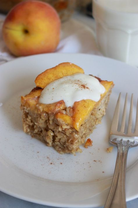 Delicious baked oats topped with peaches! Meal Prep Menu, Baked Peach, Good Summer, Bacon Sausage, Fast Easy Meals, Oatmeal Breakfast, Baked Oats, Weekend Breakfast, Peaches Cream