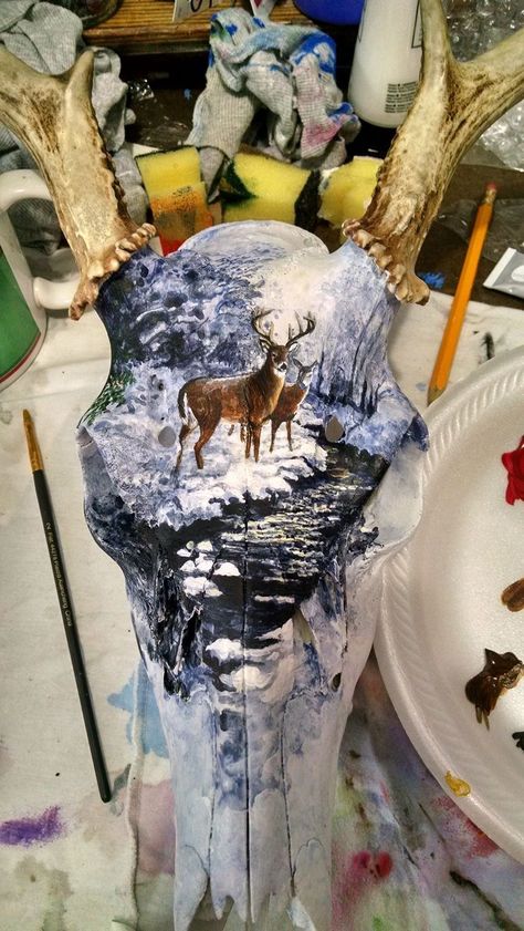 Painting On Deer Skull, Deer Skull Painting Ideas, Skull Mount Ideas, Oddities Art, Painted Deer Skulls, Painted Animal Skulls, Animal Skull Decor, Deer Skull Art, Antler Projects