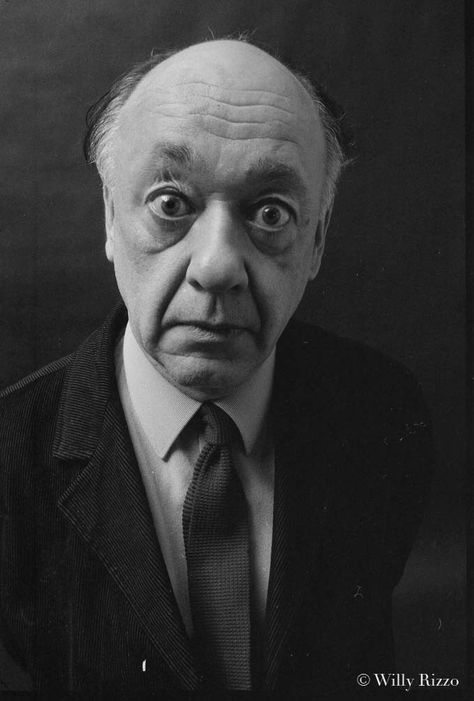 Eugène Ionesco (26 de noviembre de 19091 — 28 de marzo de 1994), fue un escritor francés de origen rumano, uno de los principales dramaturgos del teatro del absurdo, junto con el irlandés Samuel Beckett. Lo ridículo y lo imposible, el pesimismo y la comicidad, son algunos de los elementos de sus obras. Eugene Ionesco, Prints Fashion, Samuel Beckett, Jack Kerouac, Writers And Poets, Book Writer, World Of Books, Interesting Faces, Famous Faces