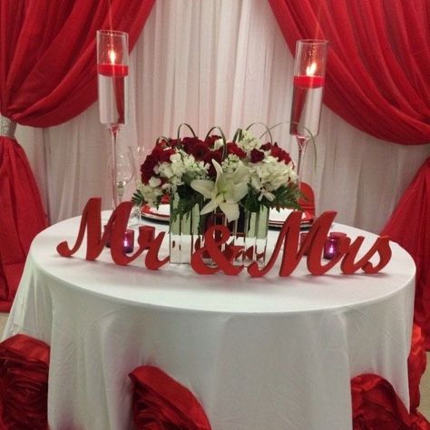 Valentine Wedding Ideas, Red And White Wedding Decorations, Black Red Wedding, Sweetheart Table Decor, Red Wedding Decorations, White Wedding Decorations, Red And White Weddings, Red Wedding Theme, Valentines Wedding