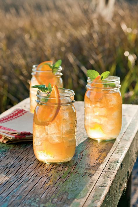 This Shoo-Fly Punch Is An Instant Crowd-Pleaser bourbon, bitters and ginger liquer and ginger beer. Can we say Yum?? Superbowl Cocktails, Ginger Beer Cocktail, Bourbon Cocktail Recipe, Alcoholic Punch Recipes, Non Alcoholic Punch, Mason Jar Drinks, Oyster Roast, Spicy Cocktail, Alcoholic Punch