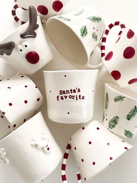 Christmas Ceramics Pottery Mugs, Christmas Mugs Painted, Holiday Pottery Painting Ideas, Christmas Pottery Painting Ideas Ceramics, Ceramics Ideas Pottery Christmas, Christmas Mug Pottery, Pottery Christmas Mugs, Xmas Ceramic Ideas, Pottery Painting Christmas Ideas