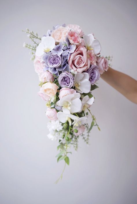 Cascading Bouquet White, Cream Wedding Bouquet, Bride Bouquets White, Wedding Theme Design, Alternative Wedding Bouquet, Lilac Bouquet, Purple Bridal Bouquet, Cascading Wedding Bouquets, Purple Wedding Bouquets