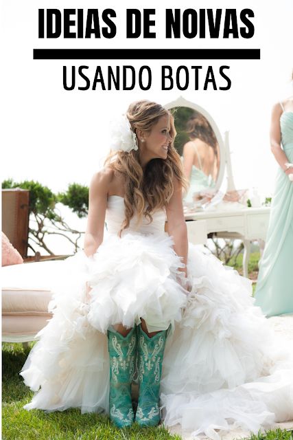 Vários looks de noiva com bota branca country e de chapéu. São muitos estilos que você pode usar com seu vestido de noiva no inverno: bota cano curto marrom, branca e preta, cano longo, bota coturno feminina, bota acima do joelho, de salto grosso e fino, etc. Country Chic Wedding Dress, Vestidos Country, Camo Wedding Dresses, Old Wedding Dresses, Chiffon Wedding Gowns, Dresses With Cowboy Boots, Cowgirl Wedding, Country Bride, Chic Wedding Dresses