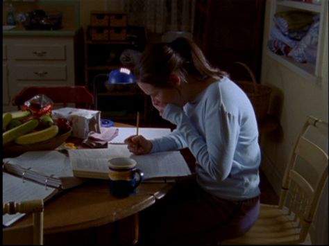 No one studies quite like Rory Gilmore. Gilmore Girl, Spencer Hastings, Vie Motivation, Academic Motivation, Study Motivation Inspiration, Rory Gilmore, Studying Inspo, A Pen, Back To School Activities