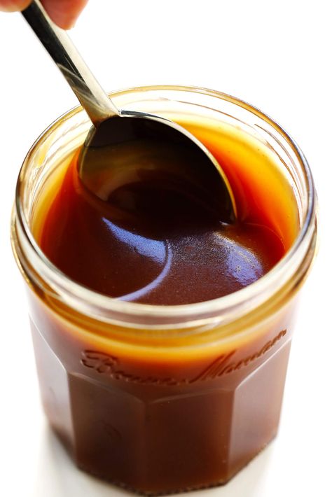 This 10-Minute Bourbon Caramel Sauce recipe is easy to make and crazy delicious. Drizzle it on everything from ice cream to fruit, brownies, cheesecake, pies, coffee drinks, and more! | gimmesomeoven.com #caramel #sauce #dessert #topping #glutenfree #summer Bourbon Caramel Sauce, Easy Summer Dessert Recipes, Bourbon Caramel, Caramel Sauce Recipe, Bourbon Caramels, Date Syrup, Biscuits Graham, Caramel Slice, Caramel Recipes Sauce