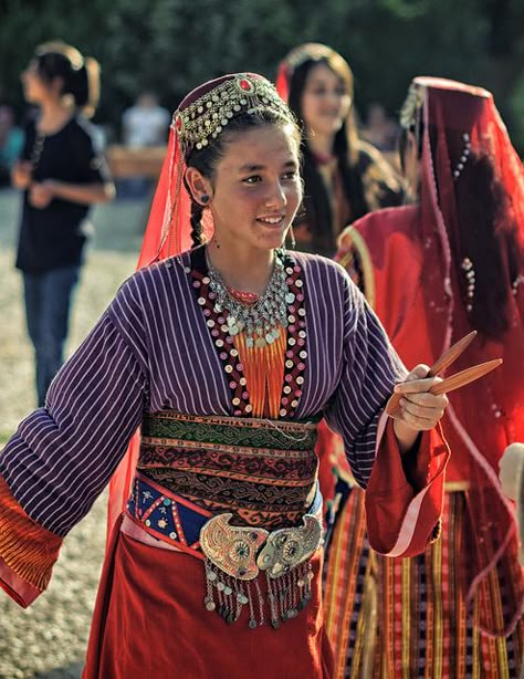 Community day at Çatalhöyük, Turkey Turkey Clothes, Turkey Culture, 3 People Costumes, Turkish Clothing, Costumes Around The World, Turkish Dress, Folk Clothing, Turkish Culture, Turkish Fashion