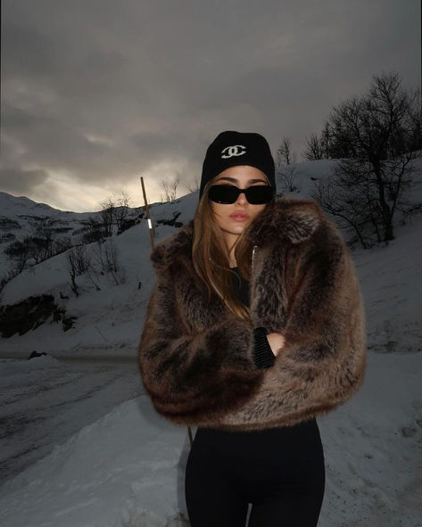 Fur Coats Aesthetic, Ski Trip Outfit, Look Adidas, Estilo Indie, Skandinavian Fashion, London Outfit, Snow Outfit, Autumn Fits, Cold Outfits