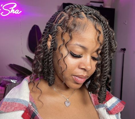 Medium Size Dreads, Twist With Marley Hair, Twist With Color, Invisible Locs Styles, Cuban Twist Hairstyles, Invisible Locs Hairstyles, Dreads Black Women, Cuban Twist, Invisible Locs