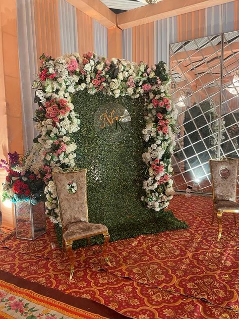 Photo Booth For Wedding Indian, Selfie Booth Ideas Wedding, Wedding Selfie Booth, Selfie Point Ideas, Selfie Point, Selfie Booth, Flower Garland Wedding, Desi Wedding Decor, Wedding Photo Booth