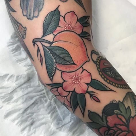 Peach Tattoo, Fruit Tattoo, Muster Tattoos, Theme Tattoo, Traditional Tattoo Art, Dope Tattoos, Piercing Tattoo, Love Tattoos, Pretty Tattoos