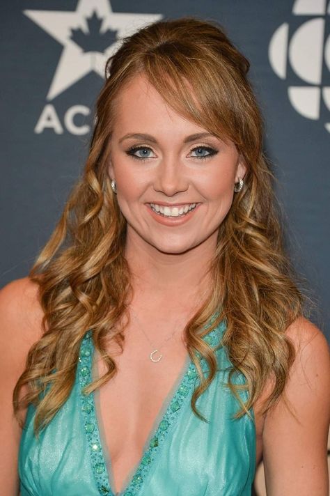 Amber Marshall Wedding, We Are Marshall Movie, Sierra Mccormick, Amber Marshall Selfie Picture, Josh Turner, Disney Swag, Swag Wallpaper, Heartland Amy, Ty Heartland