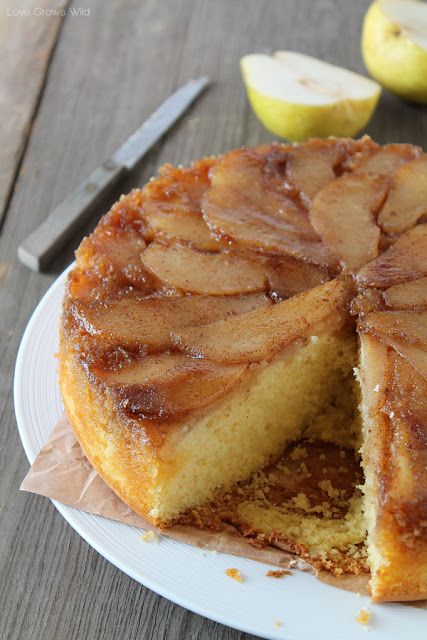 Spiced Pear Upside Down Cake Pear Cake Recipes, Tarte Tartin, Pear Upside Down Cake, Pear Dessert Recipes, Pear Dessert, Pear Cake, Fall Desserts Easy, Spiced Pear, Pear Recipes