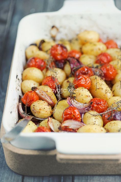 Balsamic Roasted Potatoes & Tomatoes Potatoes And Tomatoes, Easy Roasted Potatoes, Potatoes Tomatoes, Delicious Veggies, Food Map, Tomatoes Recipe, Stewed Tomatoes, Potato Dishes, Vegetarian Dinner