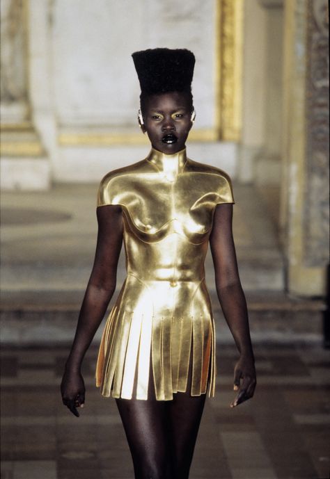 Givenchy 1997, Models On Runway, Jodie Kidd, Runway 90s, Lee Mcqueen, Moon Outfits, Alek Wek, Isabella Blow, Adut Akech