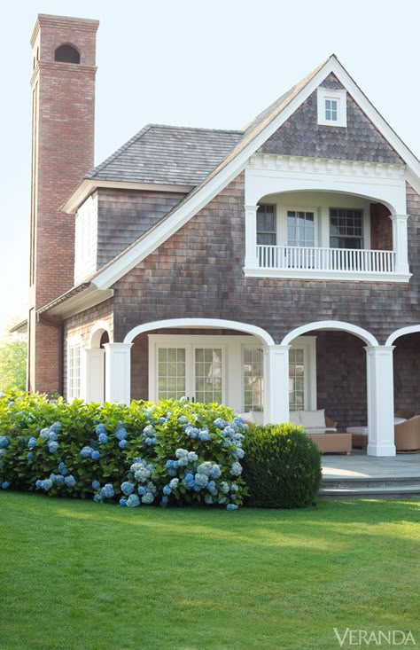 Bridgehampton home. Interior Design by Vincente Wolf. Shingle House, Cedar Shake, Casa Exterior, Interior Modern, House Goals, Pretty House, The Grass, Beach Cottages, Coastal Living