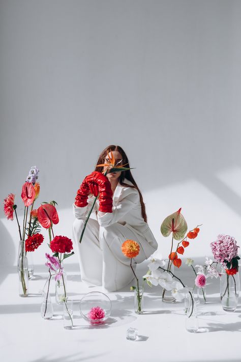 Flower Photoshoot Editorial, Photography Studio Decor, Red Velvet Photoshoot, Portraits Ideas, Photoshoot Backdrops, Flower Photoshoot, Art Photography Portrait, Creative Photoshoot Ideas, Glam Photoshoot