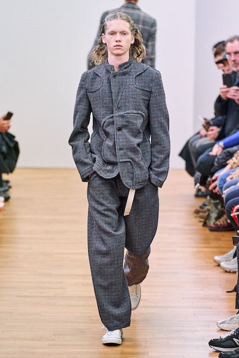 Comme des Garcons Shirt Fall 2019 Menswear Collection Review #commesdescargconsshirt #fall2019 #menswear #paris #pfw Comme Des Garcons Outfit, Comme Des Garcons Jacket, Cdg Shirt, Comme Des Garcons Men, Mens Runway, Japanese Mens Fashion, Fashion Design Portfolio, Comme Des Garcons Shirt, Menswear Fashion Show