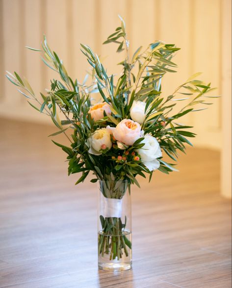 Vase Olive Branch, Olive Branch Floral Arrangement, Peach Wedding Decorations, Branch Centerpieces, Olive Branches, White Bridal Bouquet, Flower Arrangements Simple, Floral Branch, Wildflower Bouquet