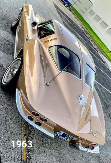 Gorgeous 63 split window Corvette Stingray Coupé!! 63 Corvette Stingray, 63 Corvette, 1963 Corvette Stingray, 1963 Corvette, Old American Cars, Old Muscle Cars, Chevrolet Corvette Stingray, Classic Cars Trucks Hot Rods, Mustang Convertible