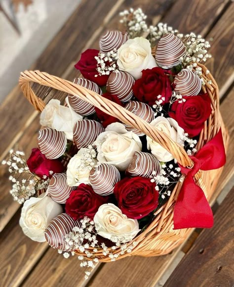 Chocolate Covered Strawberry Bouquet, Strawberry Bouquet, Rose Strawberry, Valentine Strawberries, Strawberry Box, Chocolate Covered Strawberry Recipe, Food Bouquet, Chocolate Covered Strawberries Bouquet, Berry Basket