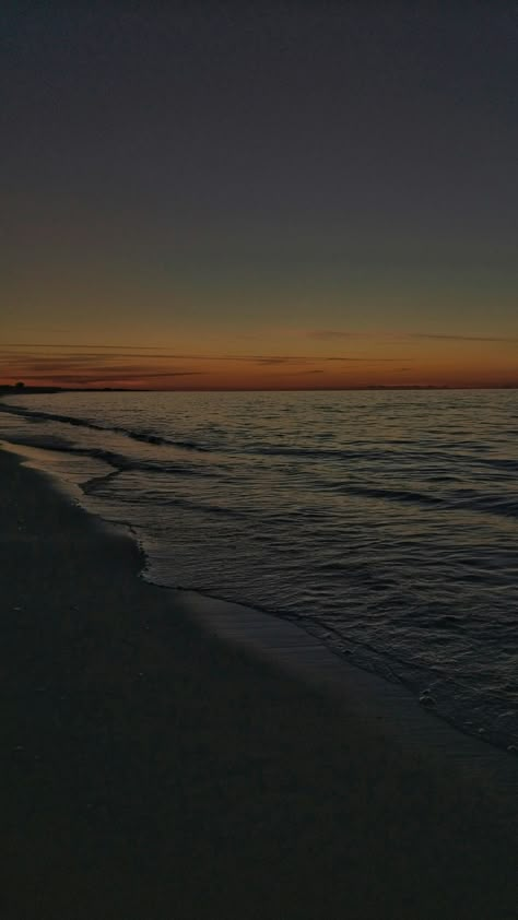 Beach Low Exposure, Dark Beach Sunset, Night Beach Wallpaper, Dark Beach Wallpaper, Sea Night Beach, Sunsets Dark, Dark Sunset Aesthetic, Beach At Night Aesthetic, Dark Sunset