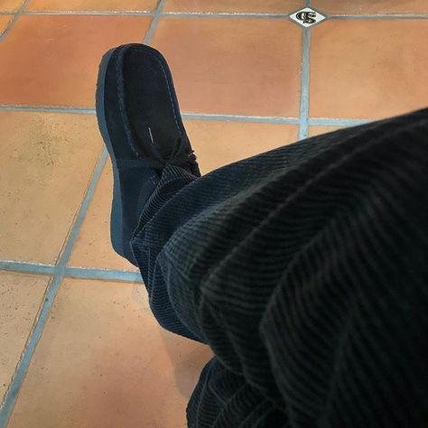 Black Wallabees Outfit Men, Wallabees Outfit Men, Clarks Wallabees Outfit, Clarks Wallabees Men, Wallabees Outfit, Waystar Royco, Black Clarks, Minimalist Fashion Men, Clarks Wallabees