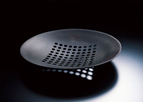 penccil: Takenobu Igarashi: Product design Takenobu Igarashi, Perforated Plate, Savon Diy, Iron Bowl, Deco Bathroom, Clay Soap, Ceramic Soap Dish, Ceramics Art, Ceramic Inspiration