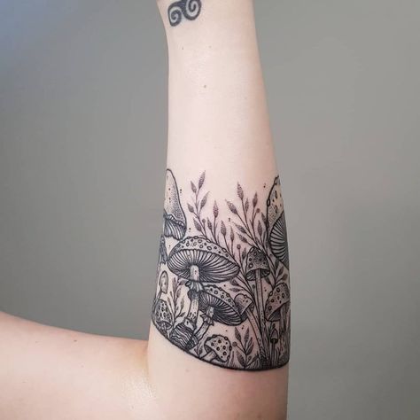 Half Sleeve Tattoos Color, Mushroom Tattoo Ideas, Mushroom Tattoo, Women Tattoos, Mushroom Tattoos, Stylish Tattoo, Forearm Tattoo Women, Tattoos Women, Arm Band Tattoo