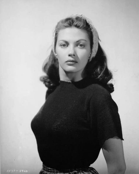 30 Stunning Black and White Portraits of Yvonne De Carlo From Between the 1940s and 1960s ~ vintage everyday Jean Pierre Aumont, Katharine Ross, Stars D'hollywood, Dorothy Dandridge, Yvonne De Carlo, Classic Movie Stars, Classic Actresses, Catherine Zeta Jones, Actrices Hollywood