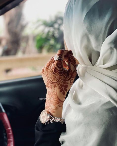 Fathem Riza! on Instagram: “Stained perfectly ♥️ . . Cone used @hennasol_ ✨♥️ : Follow @rizz_mehndi_art_ for more♥️ . . #henna#hennadesigns #design #designinspiration…” Mehndi Hands Dpz, Mehandi Poses Photography, Mehndi Hands, Hello Pictures, Black Song, Mehendi Art, Indian Mehndi Designs, Modern Henna, Smile Wallpaper