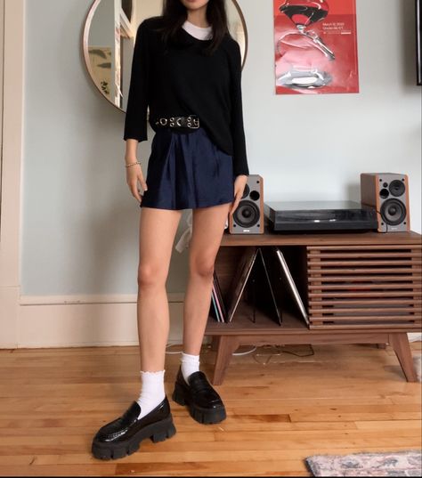 navy mini skirt chunky loafer outfit Navy Mini Skirt Outfit, Chunky Loafers Outfit, Navy Loafers, Chunky Loafer, Mini Skirt Outfit, Navy Mini Skirt, Loafers Outfit, Miniskirt Outfits, Skirt Outfit