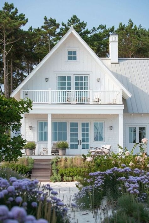 White Beach Cottage, Beach Cottage Exterior, Cottage Exterior, Beachy Decor, Seaside Cottage, House Siding, Beach House Design, White Beach, Porch Design