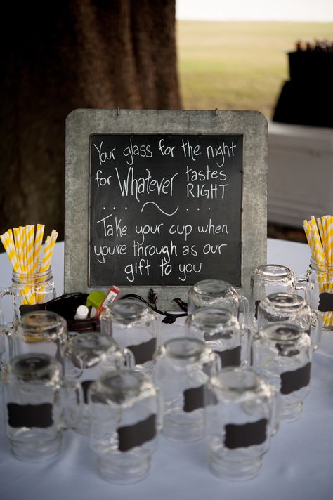 Lit Wedding, Mason Jar Wedding Favors, Cup Favors Wedding, Wedding Favour Jars, Diy Hanging Shelves, Favor Cups, Mini Mason Jars, Wine Bottle Diy Crafts, Wedding Favors Cheap