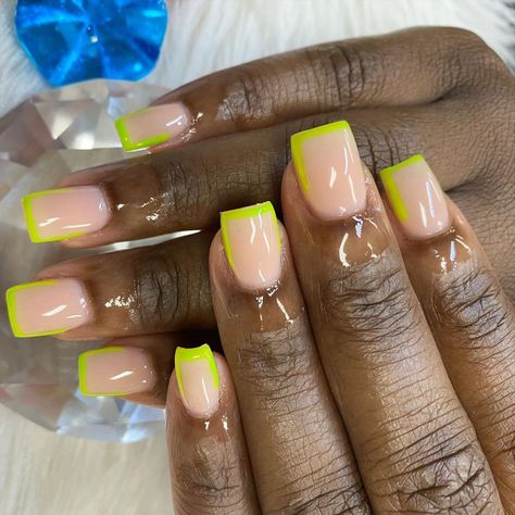 Short Outlined Nails, Outline Nail Design, Cna Nails, Nail Outline, Outline Nails Design, Short Neon Nails, Outline Nails, Cute Short Nails, Short Acrylics