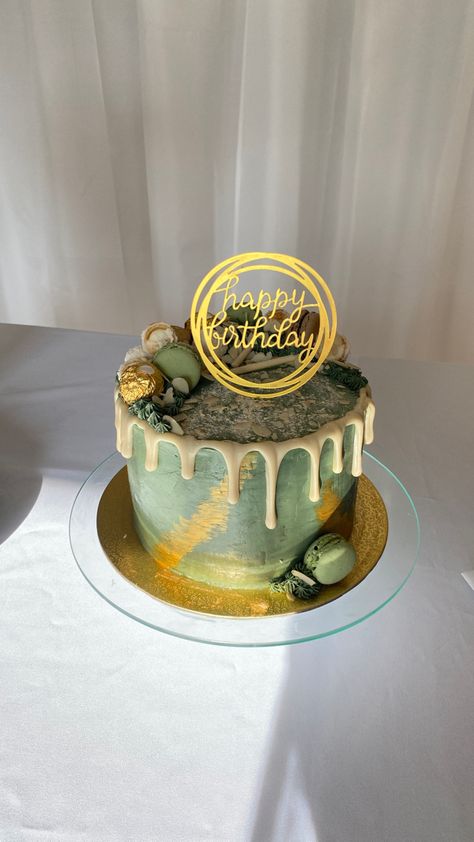 Green And Gold Drip Cake, Sparkle Cake, Gold Sheets, Gold Drip, Birthday Food, Drip Cakes, Cake Decor, Cake Decorating Tips, Buttercream Cake