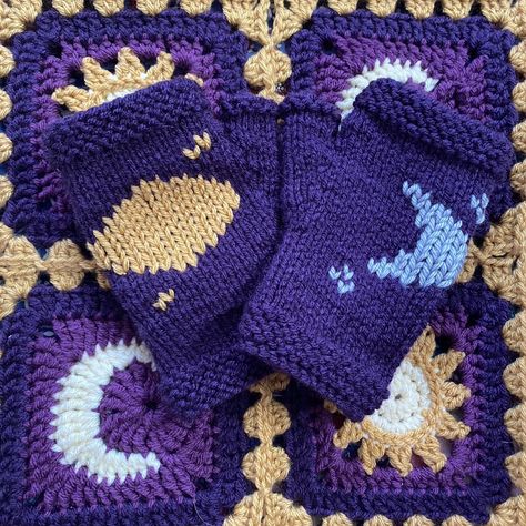 Celestial whimsygoth knit gloves. #whimsygoth - Depop Celestial Crochet, Whimsigoth Crochet, 2024 Crochet, Yarn Ideas, Craft Craft, Knit Gloves, Crochet Things, Crochet Inspo, Ideas Crochet