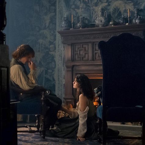 In Lallybroch’s Laird’s bedroom ... Jamie is telling Claire about his encounter with Black Jack Randall and the last time he saw his Father. Black Jack Randall, Jack Randall, Laura Donnelly, Terry Dresbach, Tobias Menzies, James Fraser Outlander, Outlander Quotes, Outlander 3, Romantic Photoshoot