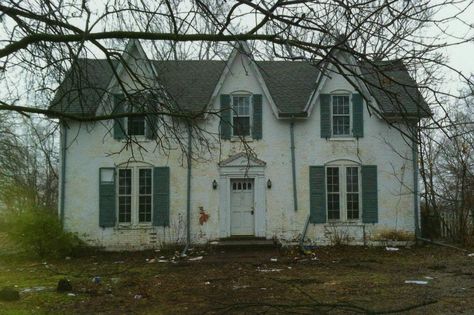 Poage-Arnold House, Kansas City, MO Missouri Gothic, Three Gables, Regional Gothic, Gothic Americana, Liberty Missouri, Miller House, Clay County, Beautiful Decay, Historic House