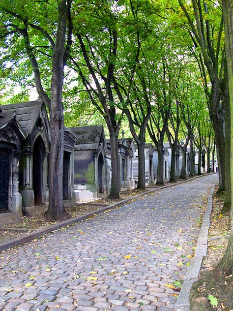 French Cemetery, Graveyard Landscape, Père Lachaise Cemetery, French Vibes, Saint Blaise, Pere Lachaise Cemetery, Cemetery Monuments, Paris Architecture, 17th Century Art