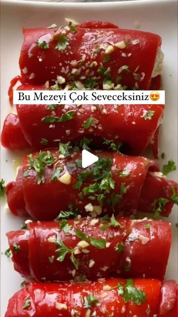 Meze Tarifleri 🥗 on Instagram: "Merhabalar ❤️ @doughykitchen  Tam bir yaz mezesi😍 ister kahvaltıya ister akşam yemeğine çok yakışıcak bu mezeyi muhakkak kaydedin derim😋  Peynir dolgulu Biber sarma Malzemeler: 6 adet kapya biber 200 gr beyaz peynir  2 yemek kaşığı labne peyniri  1-2 diş sarımsak  1 tatlı kaşığı pulbiber 2 yemek kaşığı  ceviz içi(ince kıyılmış) 1 yemek kaşığı maydonoz (ince kıyılmış) 1 yemek kaşığı zeytinyağ  Hazırlanışı Biberleri 200°C fırında 20 dakika kadar közlüyoruz.İç için kalan malzemeleri güzelce karıştırıyoruz  Közlenen biberlerin kabuklarını soyup 2 ye bölüyoruz.Hazırladığımız peynirli içten bir tatlı kaşığı üzerine koyup rulo şeklinde sarıyoruz.Servis esnasında üzerine maydanoz,ceviz ve zeytinyağ döküyoruz.Afiyet olsun #tarator #mezetarifleri #meze #mezeçeşit Meze Ideas, Turkish Meze Platter Ideas, Turkish Meze, Cheese Recipes Homemade, Breakfast Items, Cheese Recipes, Finger Foods, Homemade Recipes, Good Food