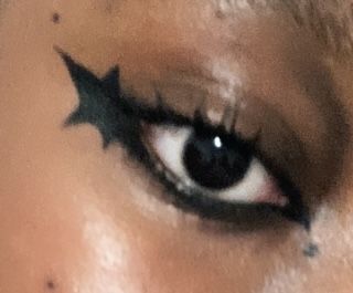 New Years Eyeliner, Emo Eyeliner 2000s, Star Eyeliner Looks, Eyeliner Inspo Alt, Spiky Eyeliner, Alt Eyeliner Looks, Cute Eyeliner Ideas Simple, Eyeliner Looks Alt, Star Eyeliner Tutorial